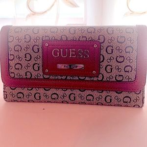 Women’s Guess Est.1981 Medium Size Wallet.
Used